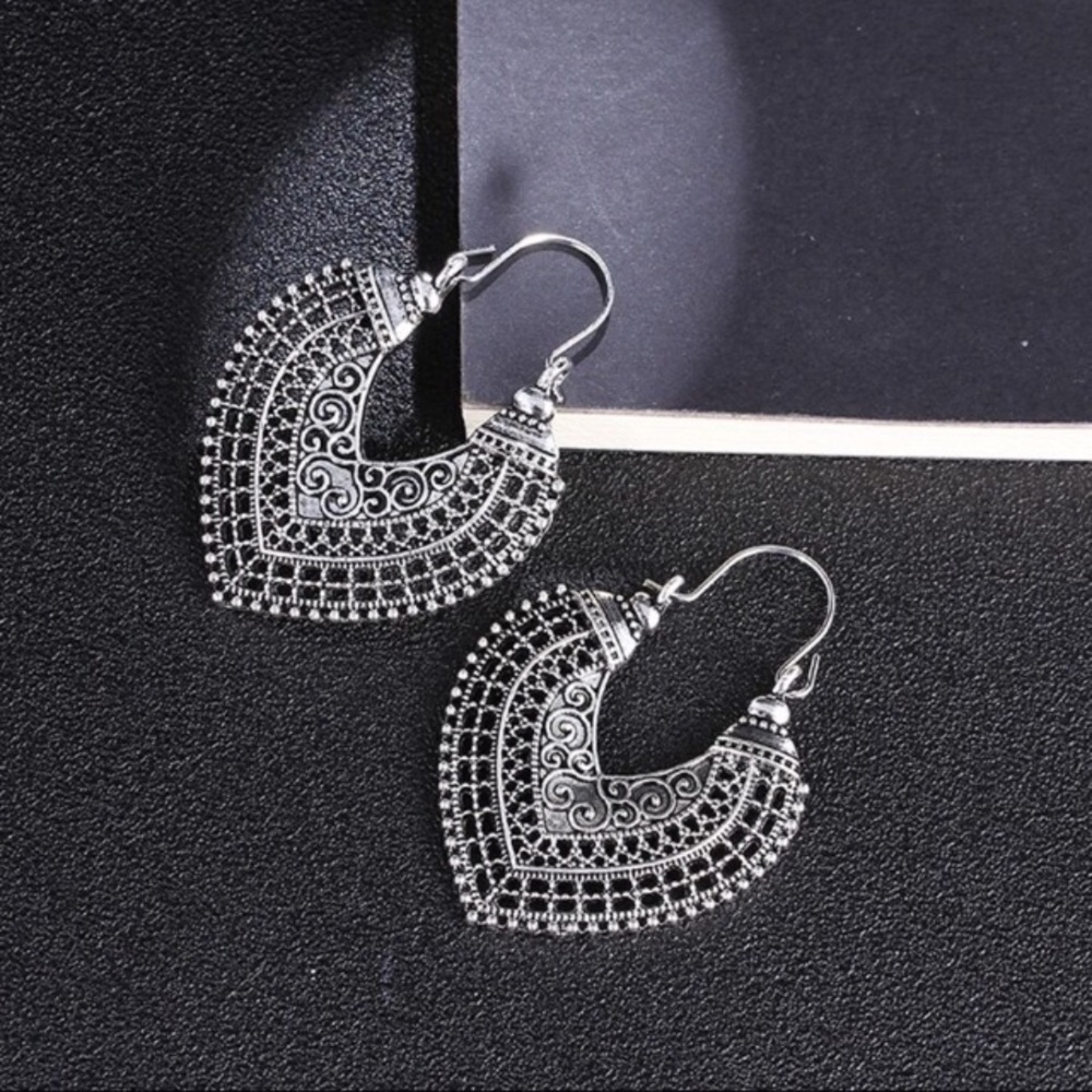 Antiqued Boho silver tone earrings - Picture 6 of 8